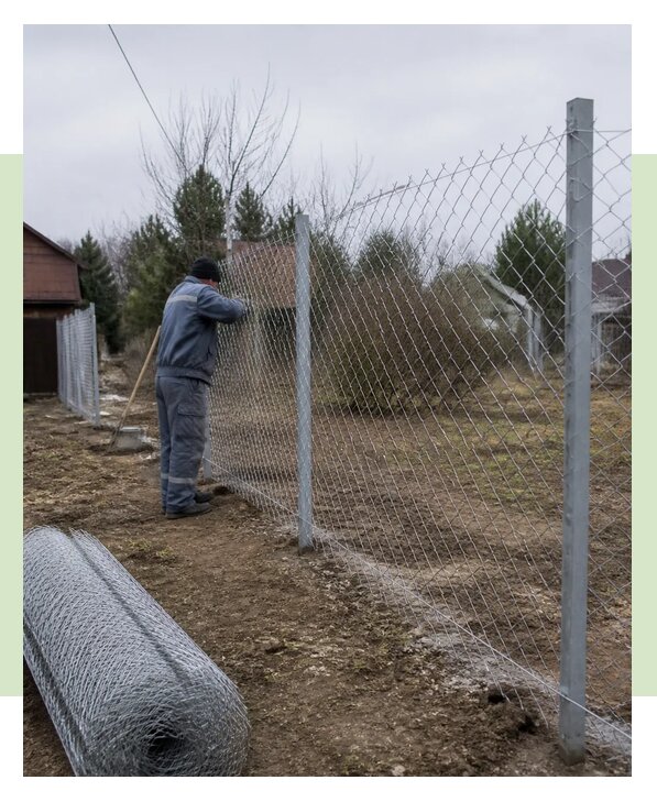 Установка забора из сетки рабицы под ключ для участка в Славгороде